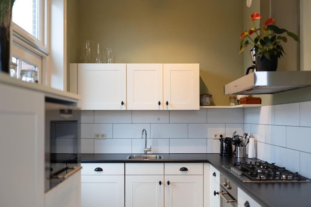 Sfeervol Verblijf In Oude Gemeentehuis Eenrum. Екстер'єр фото