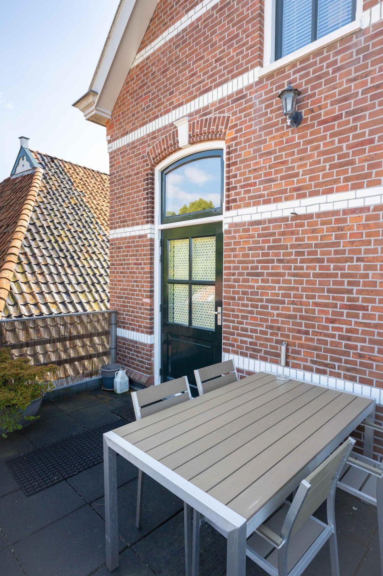 Sfeervol Verblijf In Oude Gemeentehuis Eenrum. Екстер'єр фото