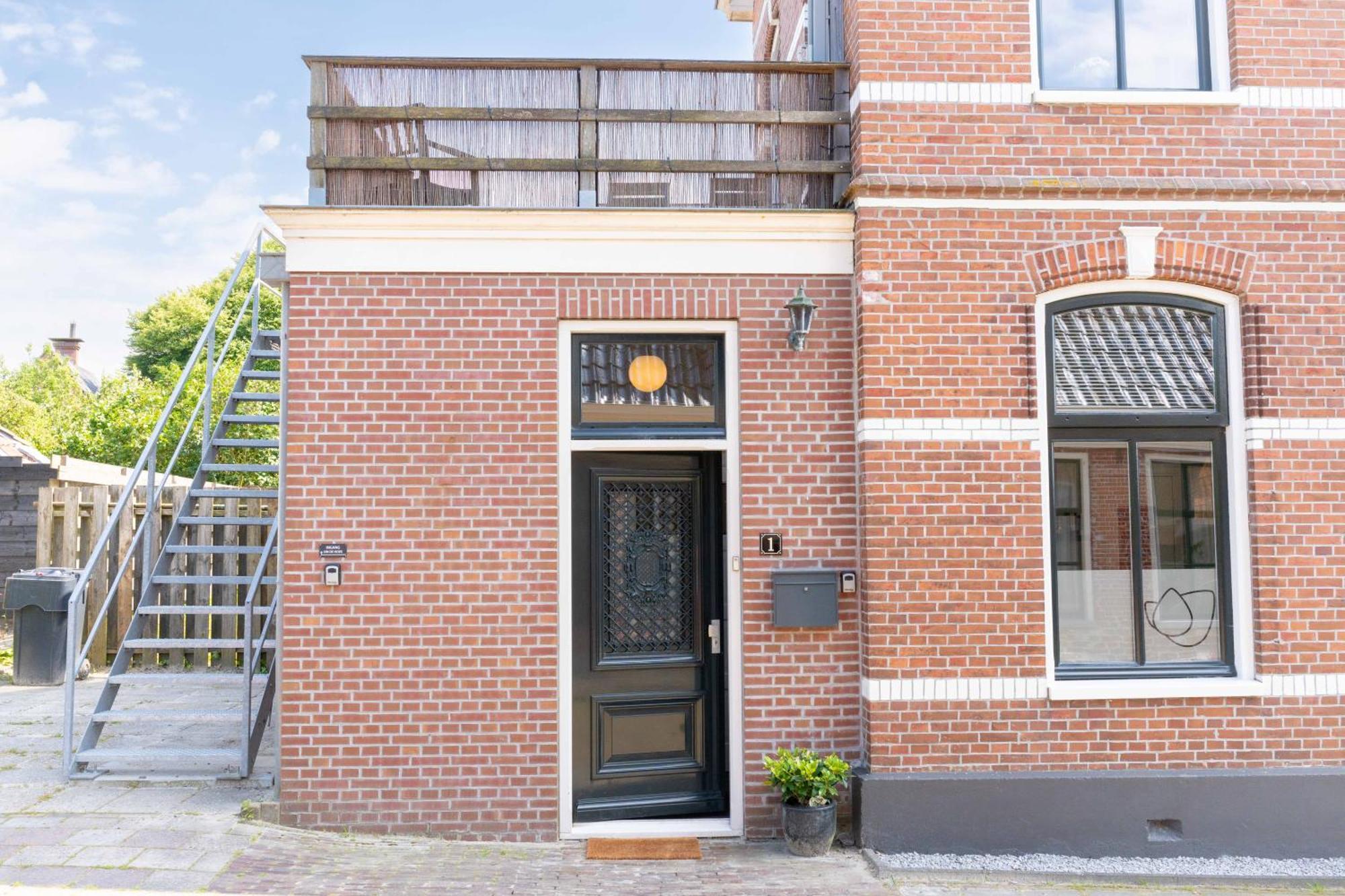 Sfeervol Verblijf In Oude Gemeentehuis Eenrum. Екстер'єр фото